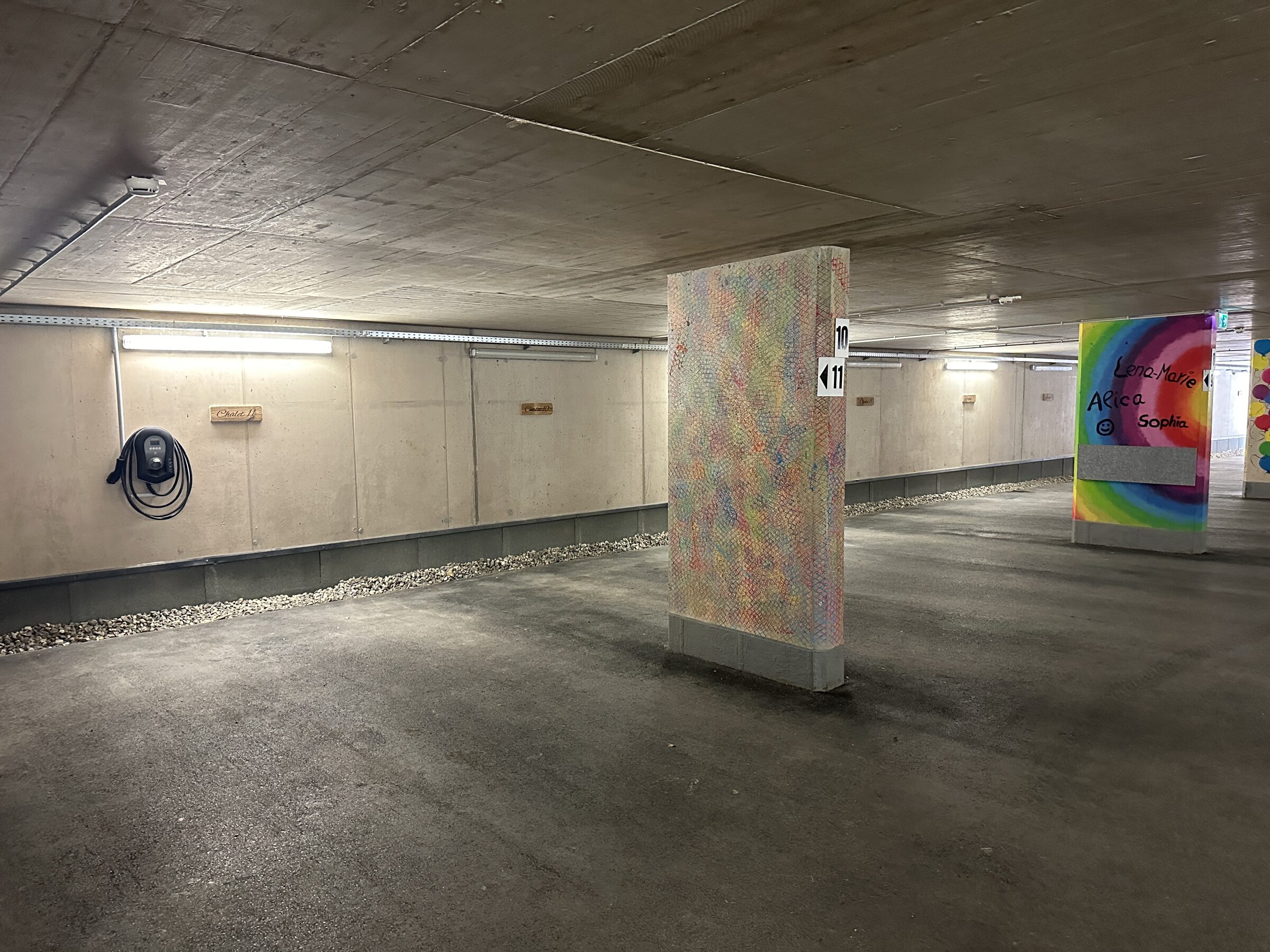 Tiefgarage mit E-Ladestation — Chalet Steinbock